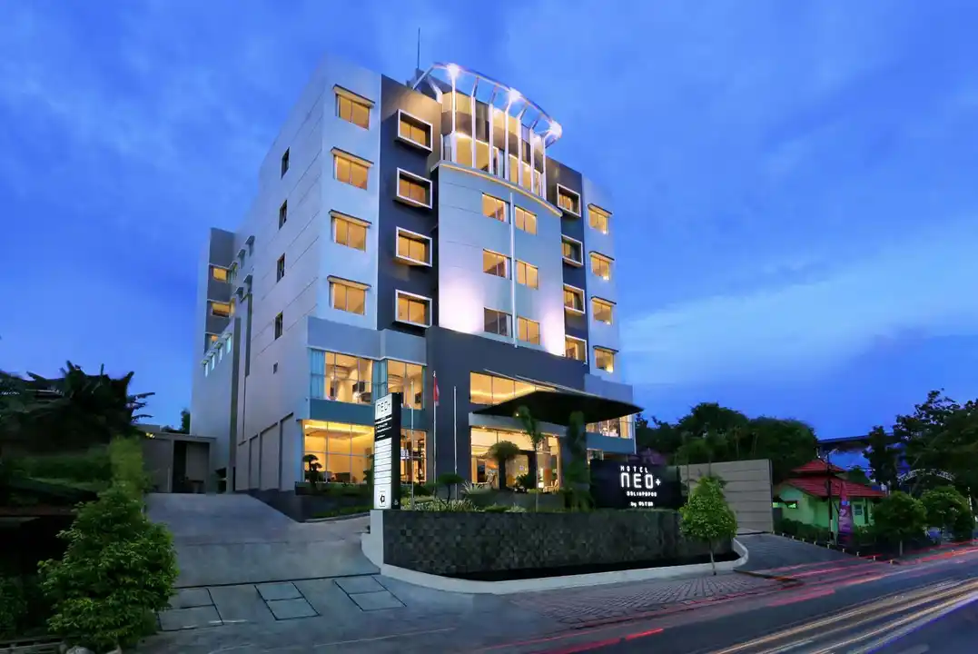 Kamar hotel mewah di Balikpapan dengan pemandangan kota