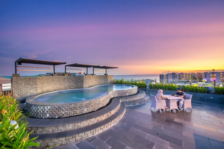 Kolam renang hotel mewah di Balikpapan dengan suasana tropis