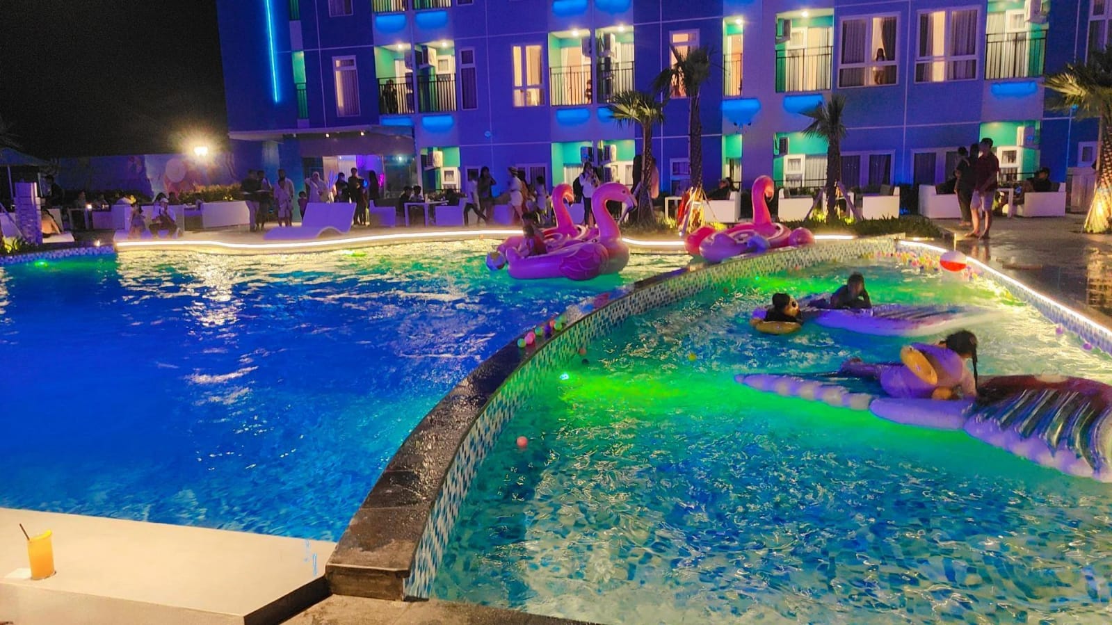 Fasilitas kolam renang premium hotel di Balikpapan