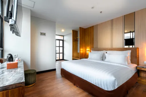 Kamar hotel modern di Balikpapan dengan desain kontemporer